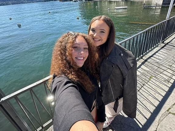 Погибшая путешественница (слева) со своей сестрой. Теперь последняя пытается совладать с горем и забрать тело сестры.