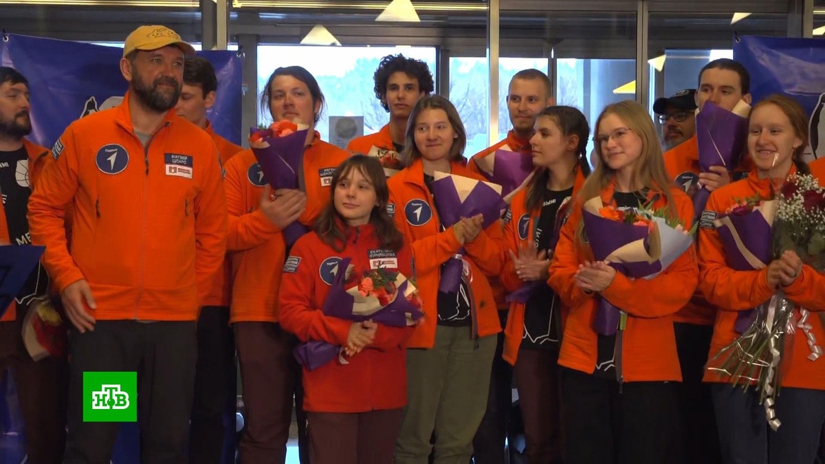    Московские школьники и студенты колледжей вернулись из Антарктиды