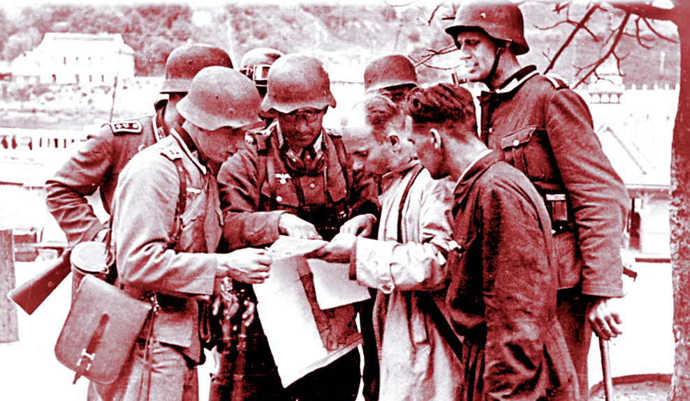 Жители Вильнюса объясняют немцам план города.