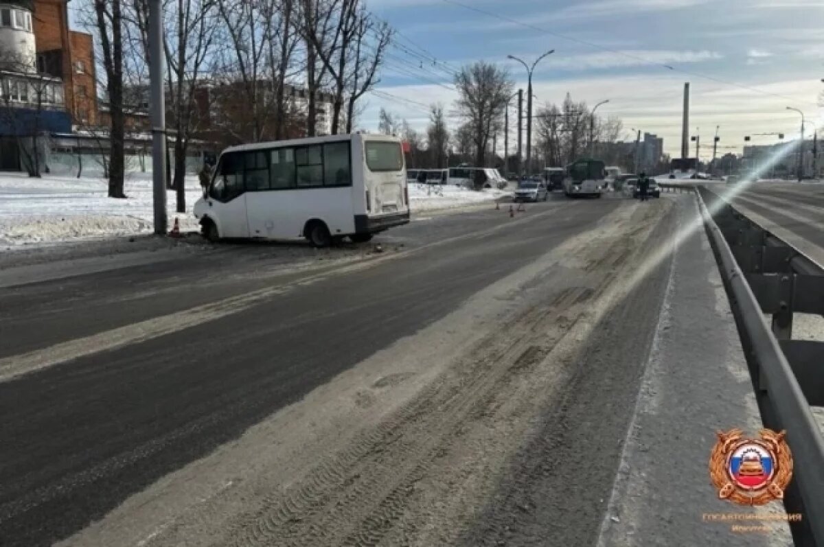    6 человек пострадали при столкновении маршрутки со столбом в Иркутске