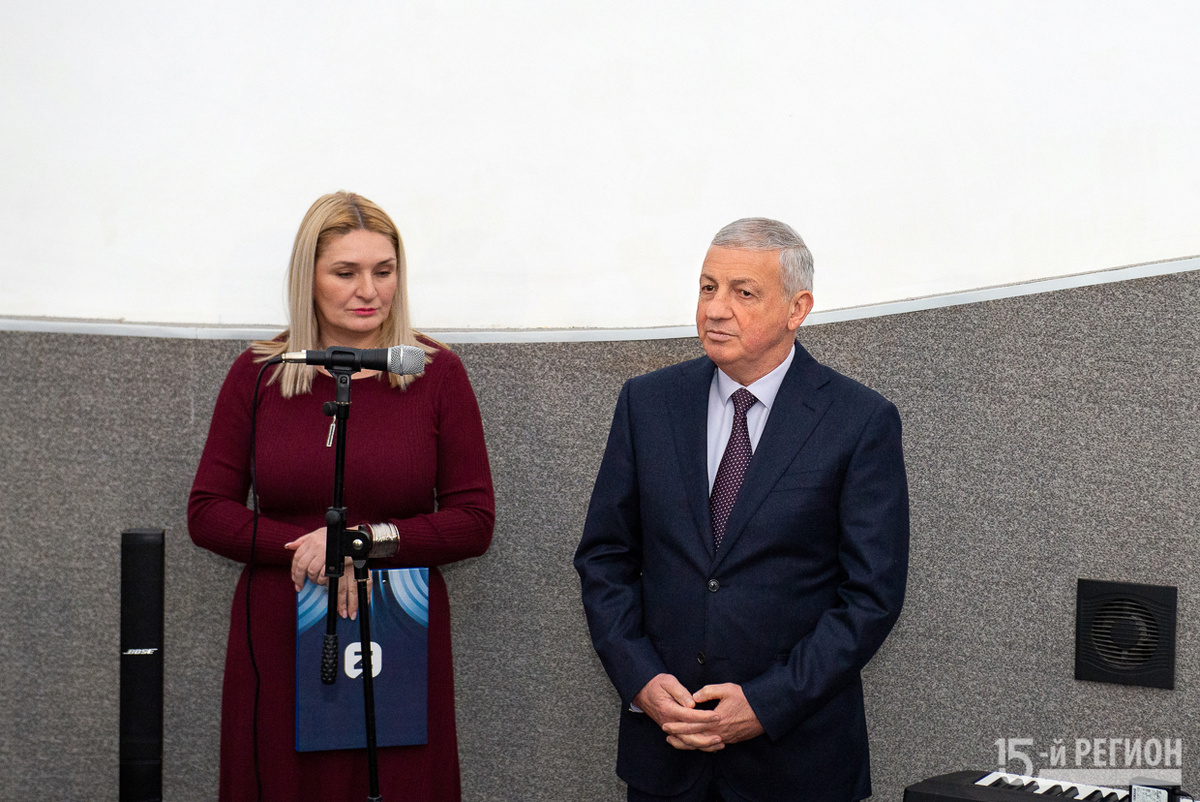 Руководитель школы космонавтики им. Руслана Комаева Залина Чельдиева и экс-глава Северной Осетии Вячеслав Битаров. Автор фото: Константин 15-Фарниев