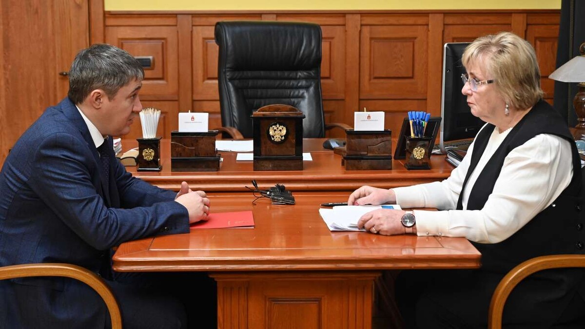 Глава  регионального минобрнауки Раиса Кассина рассказала губернатору Дмитрию  Махонину об итогах работы сферы образования в 2024 году. Фото:  пресс-служба правительства Пермского края