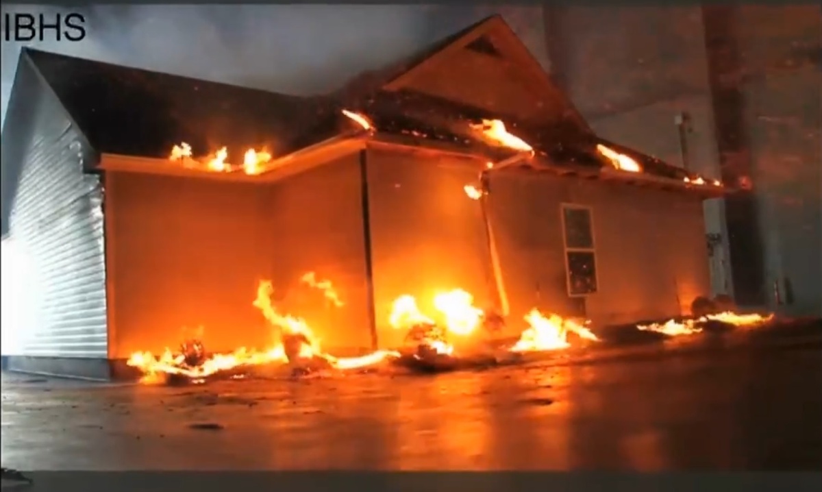 Эксперимент - поджигание жилого дома с помощью разносимых ветром углей 