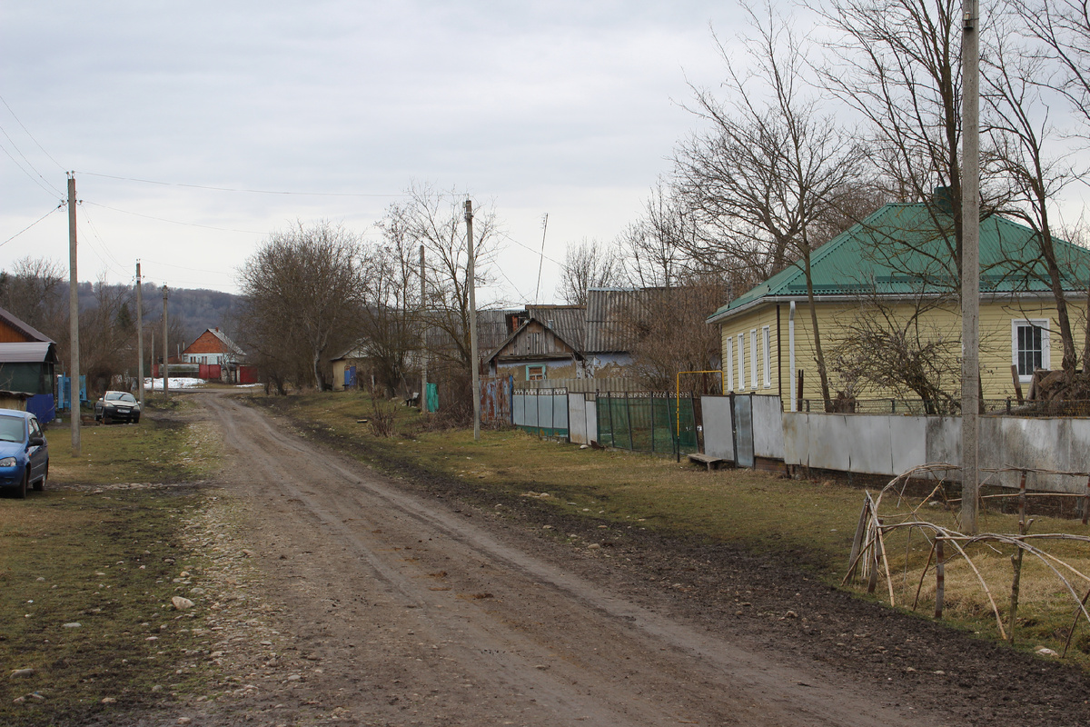 Единственная в хуторе улица Красная.