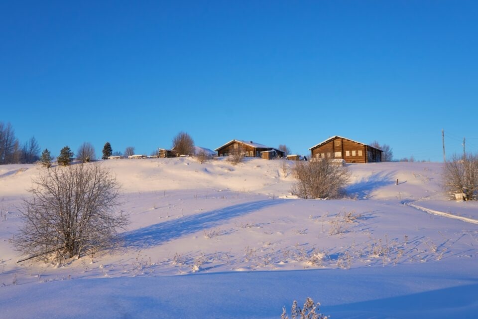 Почему на Руси запрещали плевать на землю, делать комплименты и надевать чужую одежду?
