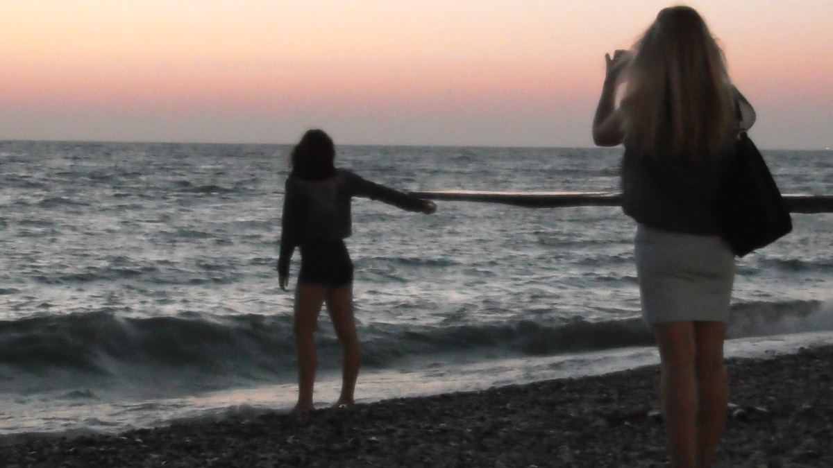 Листайте и смотрите кадры с берега Чёрного моря в Адлере - листайте ->