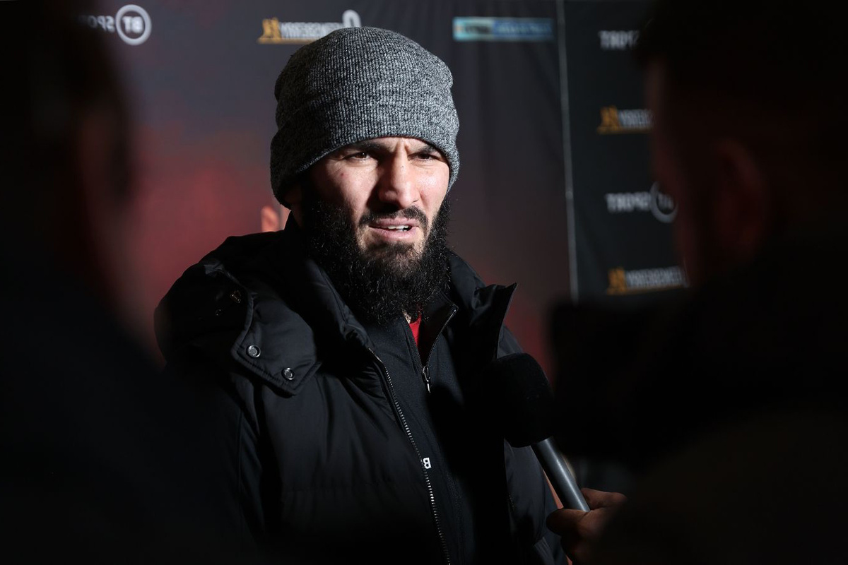 Артур Бетербиев дает интервью перед поединком