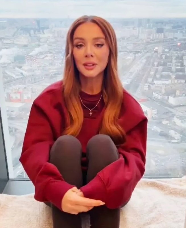 Кадр из первого, после долгого молчания, видео певицы, скрин автора канала