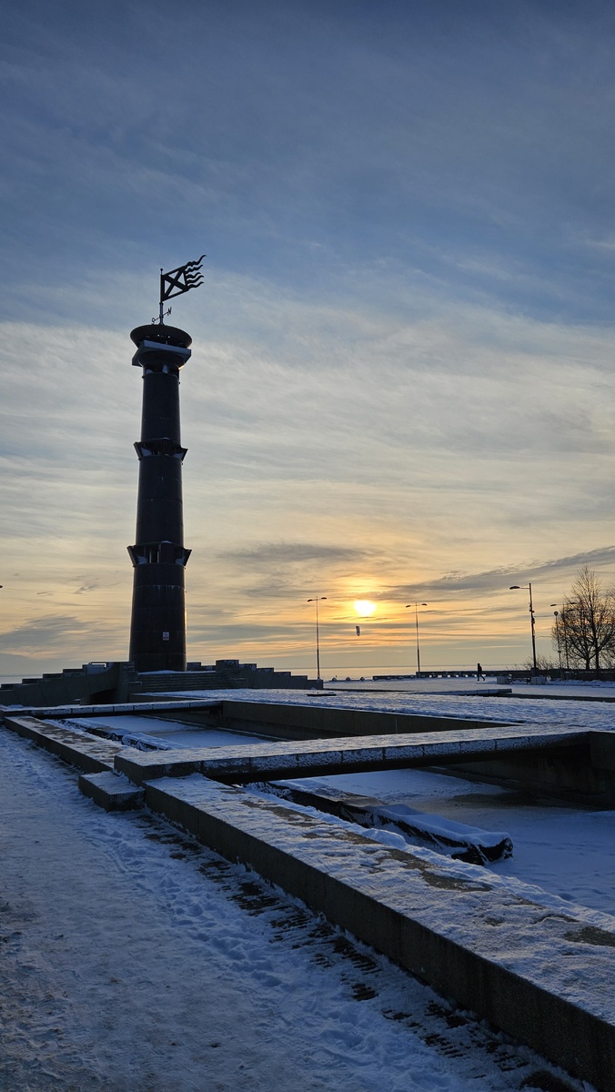 Колонна маяк - стела в парке 300 летия Санкт-Петербурга (фотография автора)