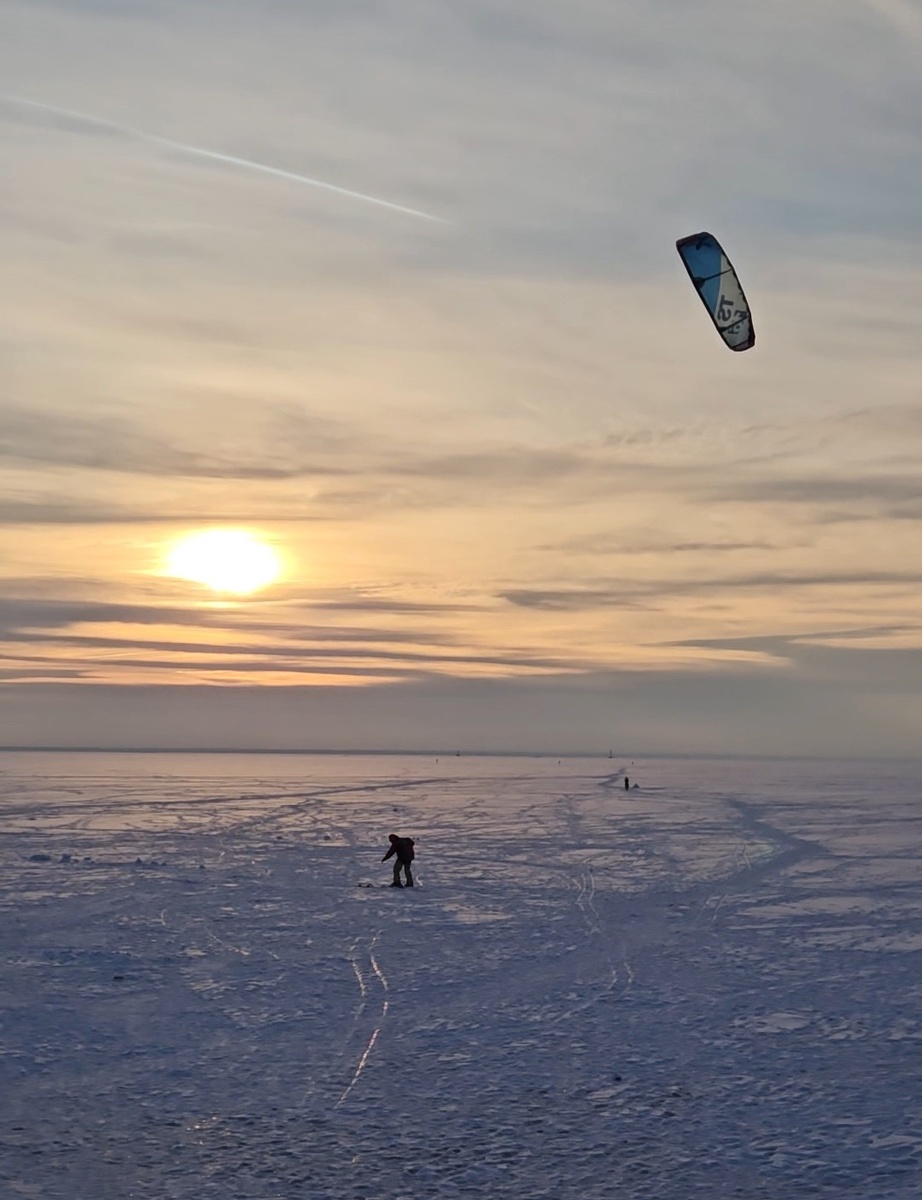 Финский залив, спортсмен с парящим змеем (фотография автора)