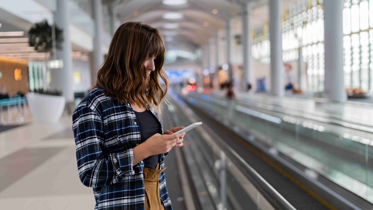    Пользоваться общественными сетями вайфая небезопасно. Фото: Freepik