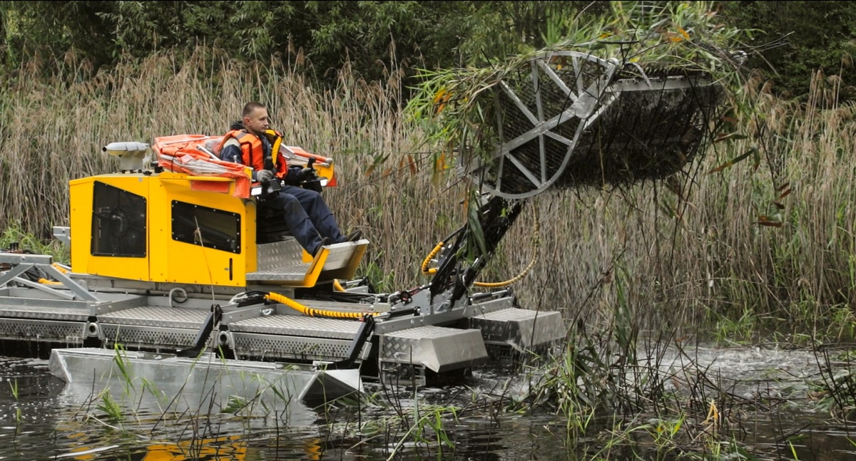 Ковш-косилка предназначена для скашивания, сбора растений и мусора