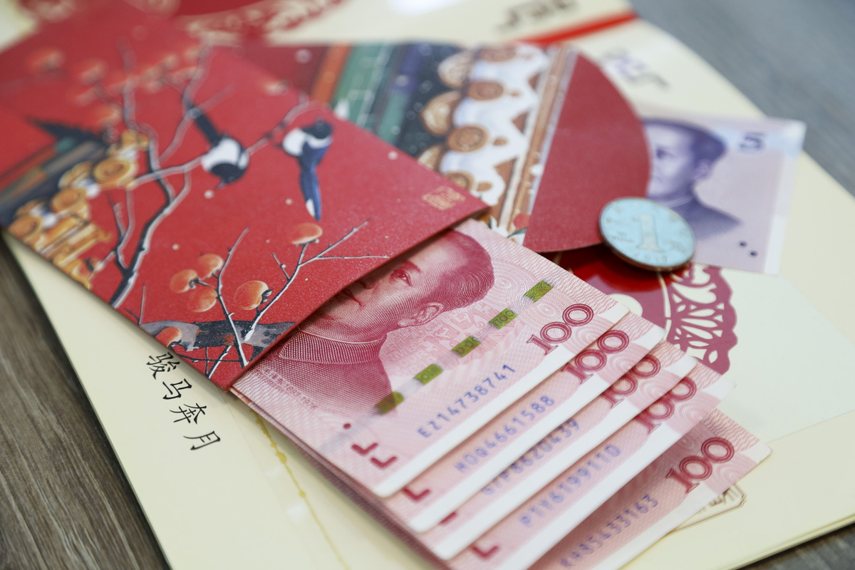 "Красный конверт" обычно подразумевает содержащийся в нем денежный подарок