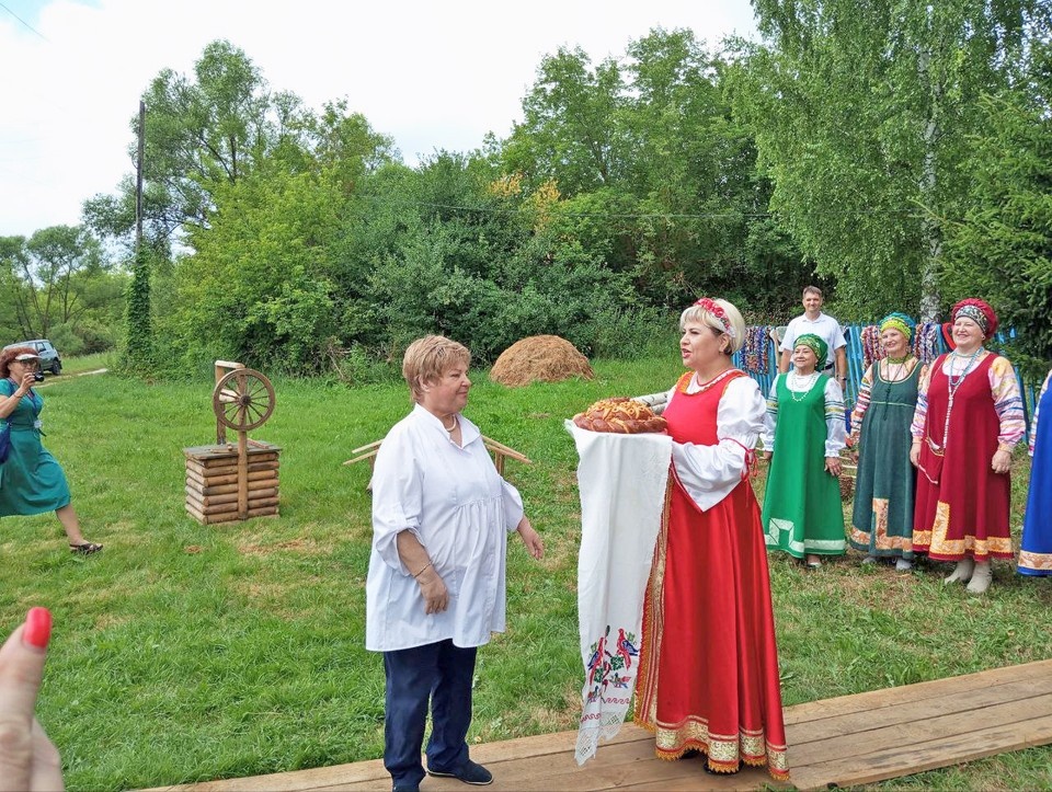    Родина Александра Аверкина деревня Шафторка в Сасовском округе встречает Галину Аверкину хлебом-солью.