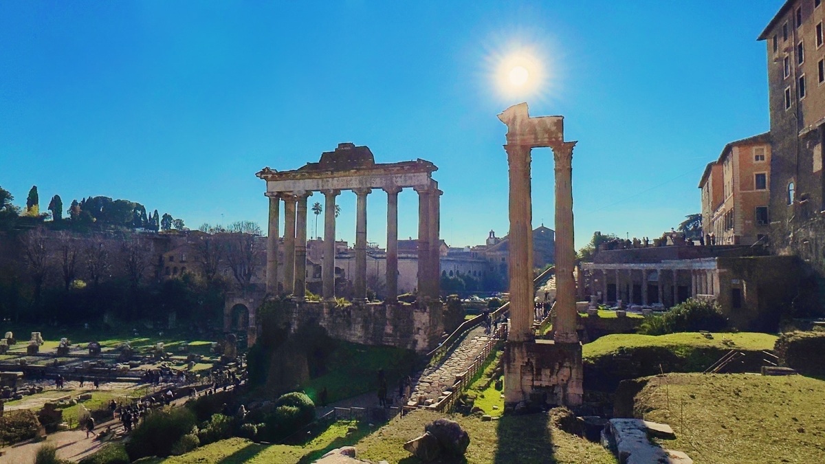 Волчица с пастью кровавой на белом-белом столбе!