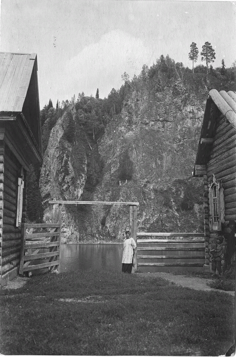 Избы на берегу Мрассу в шорском улусе