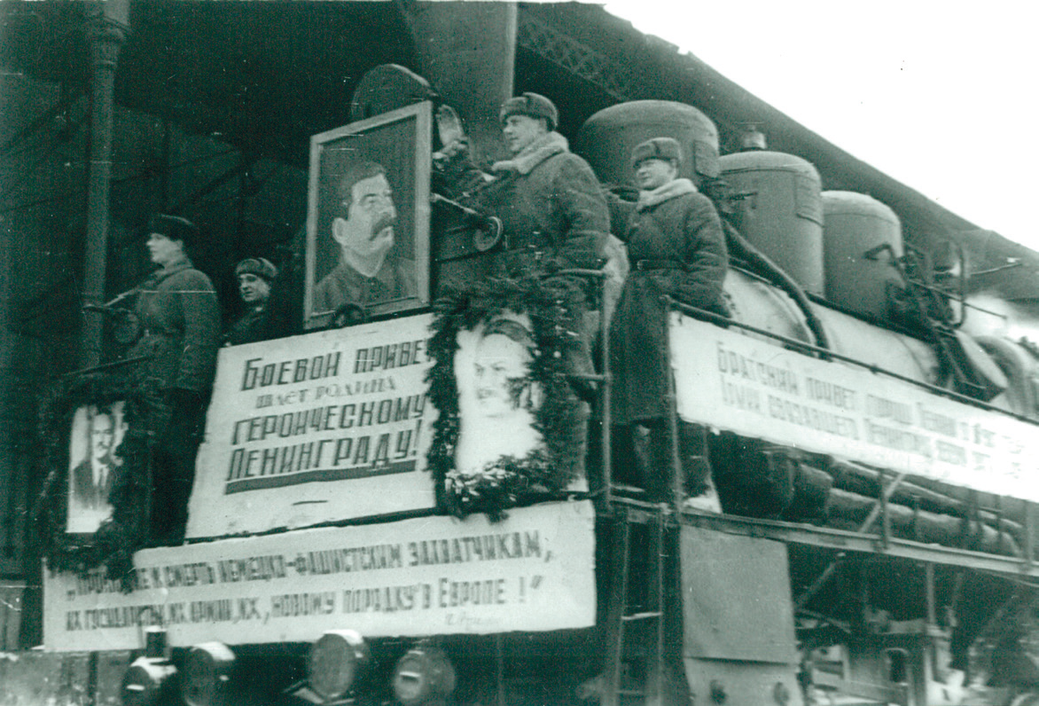 Паровоз Эу 708-64 первого поезда, прибывшего с Большой земли, с почётным караулом на борту.