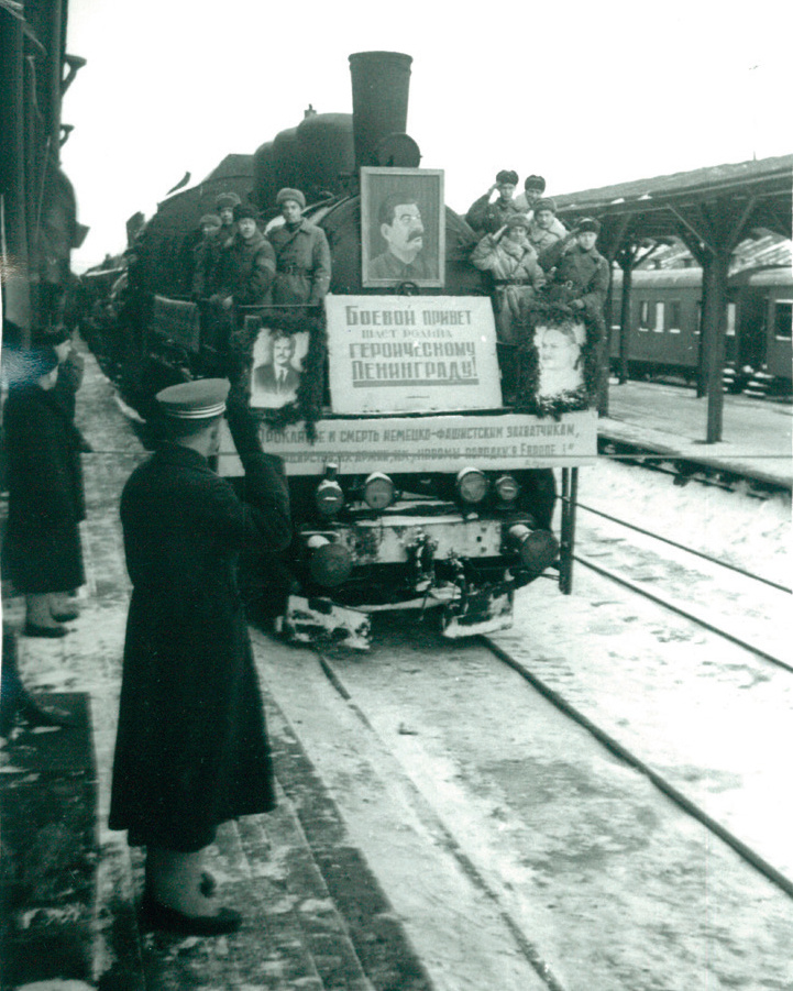 Первый поезд с Большой земли у платформы Финляндского вокзала.