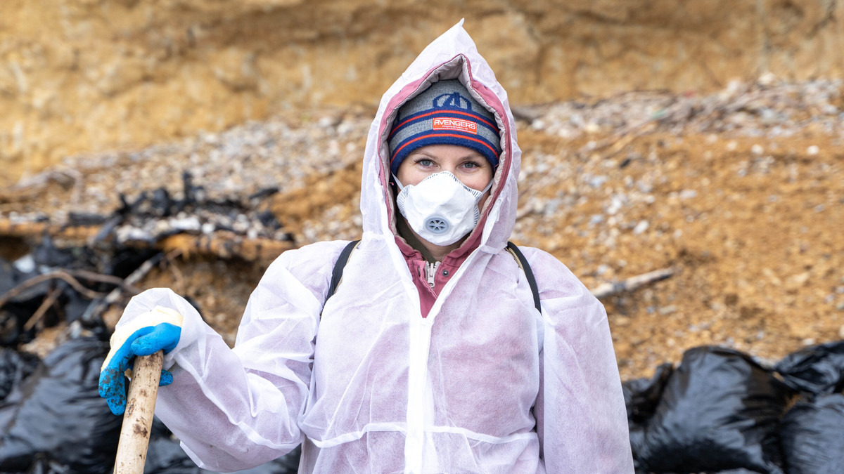    В первую очередь волонтёры и спасатели убирают повторные выбросы мазута. Фото: штаб #МЫВМЕСТЕ