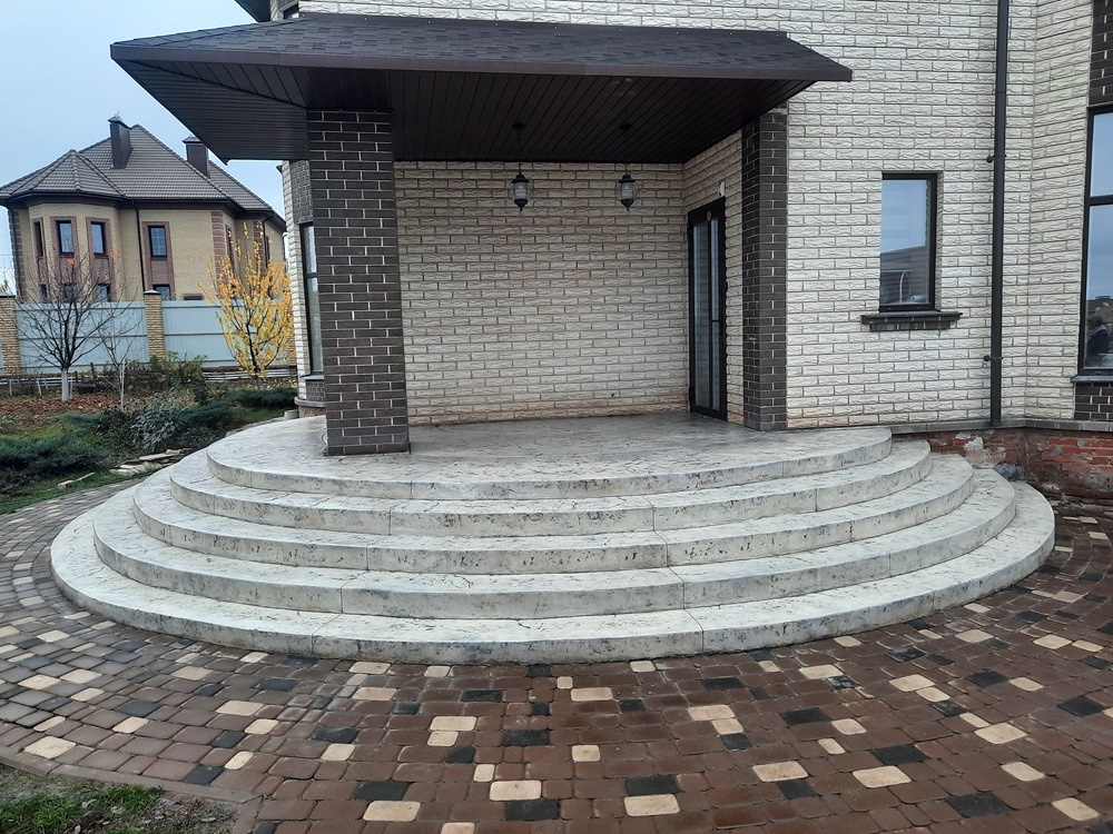 Отделка крыльца печатным бетоном