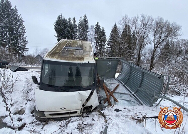 Не рассчитал и снес остановку. В Тверской области произошло ДТП с микроавтобусом