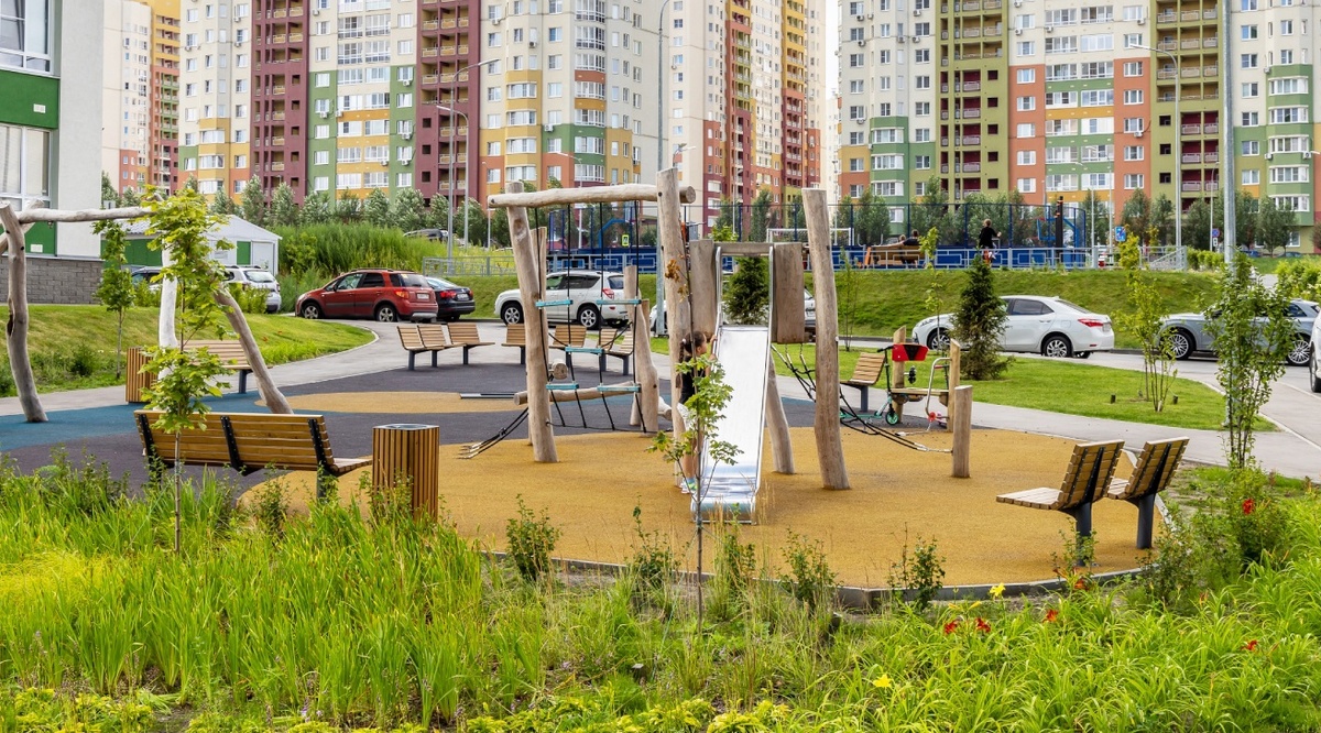 Детская площадка около дома, где сдаётся наша квартира. 