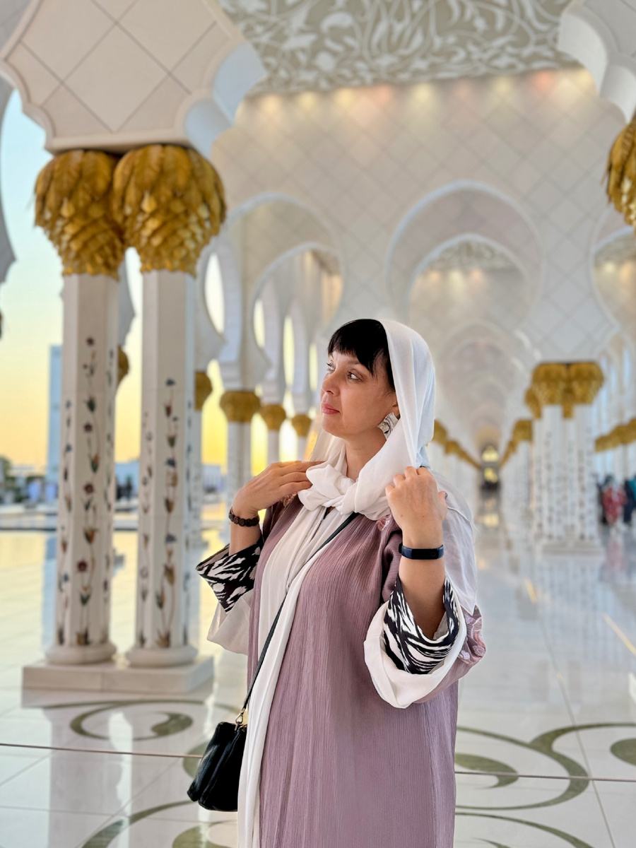 Я тоже примерила абайю. Без неё могут не пустить в мечеть шейха Заида.