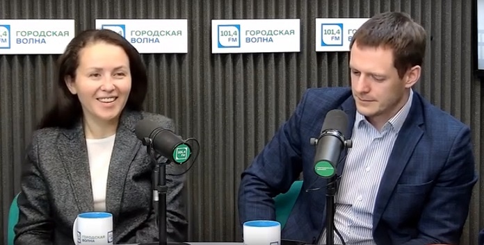    Елена Колесникова и Сергей Цукарь. Кадр из записи эфира в VK-сообществе "Городской волны"