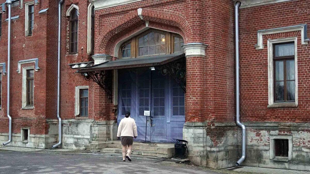 The palace's front doors are to be restored