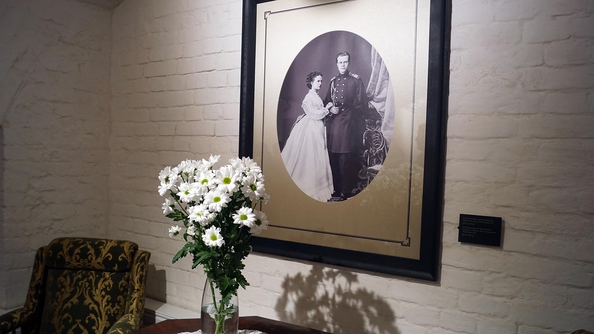 At the entrance, guests are greeted by a portrait of Evgenia Maximilianovna and Alexander Petrovich. Scroll through the gallery to see more photos