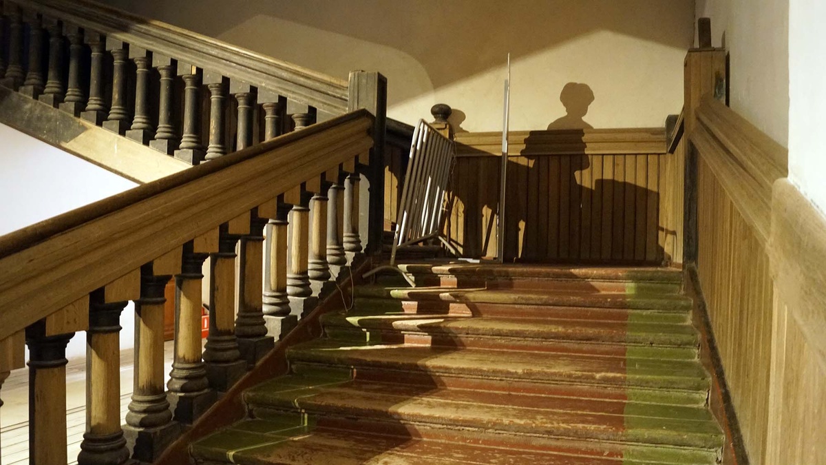 In my opinion, the shadow in the center of the wall resembles the silhouette of the Princess of Oldenburg