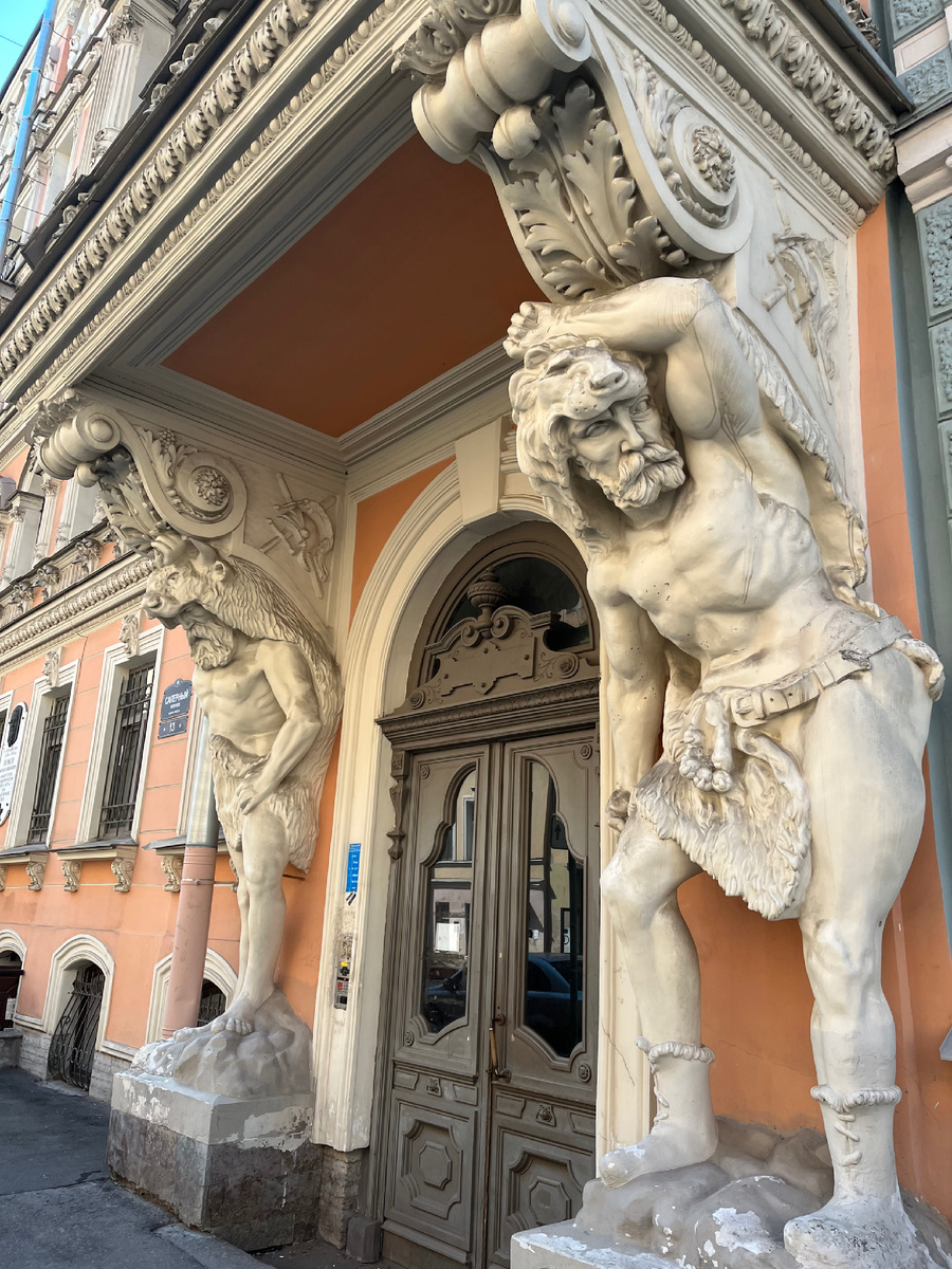 Необычные атланты в Петербурге