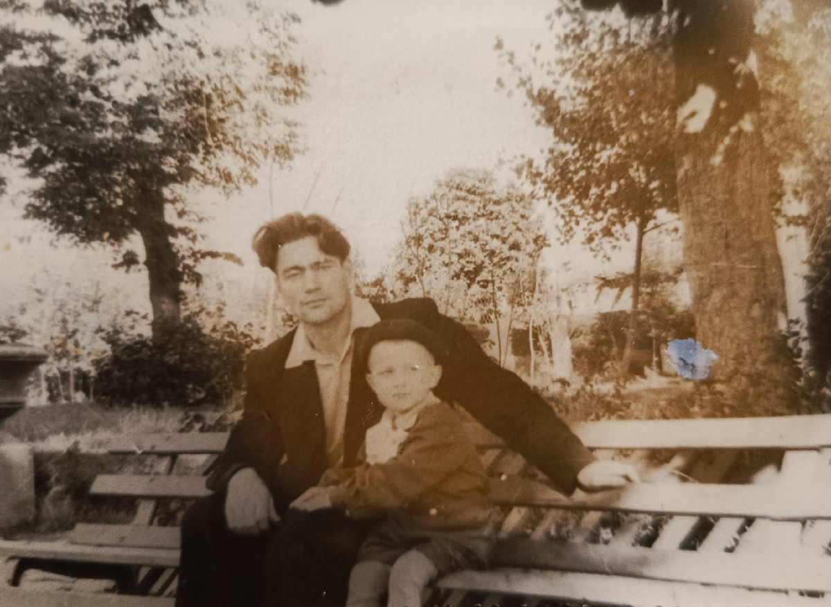 Папа с Сережей незадолго до отъезда из Пикалево