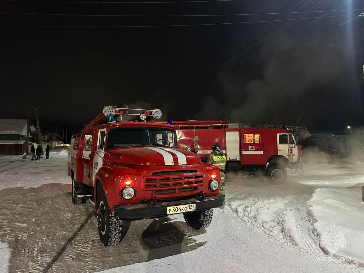     В Красноярске пожарные спасли 12 человек из горящего дома на Тельмана