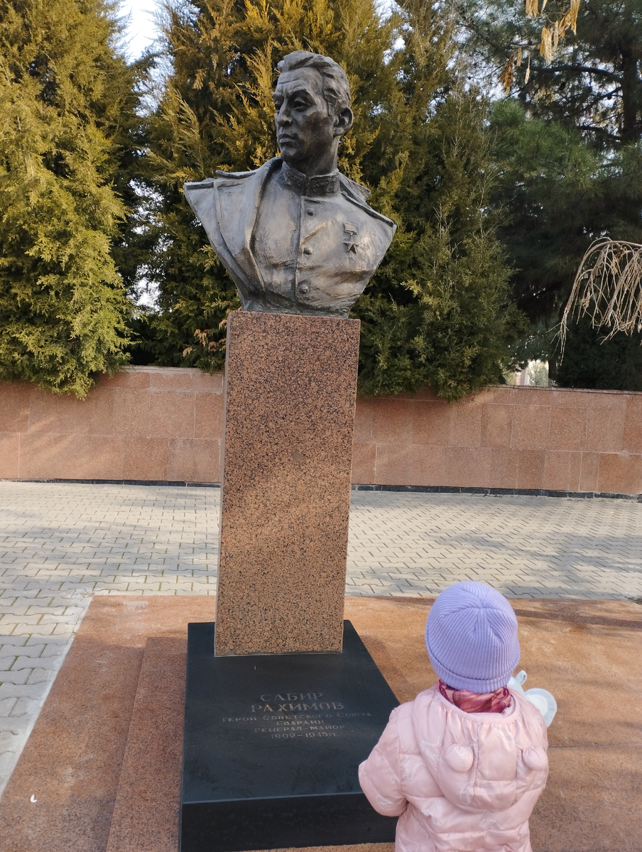 Памятник Герою Советского Союза генералу Собиру Нахимову.