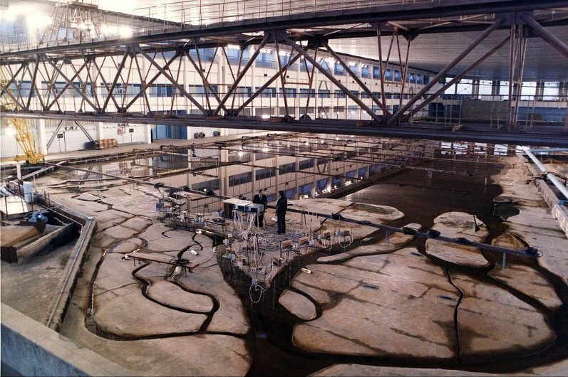 Результаты испытаний на гидравлической модели дельты Невы учитывались при проектировании Кронштадтской дамбы