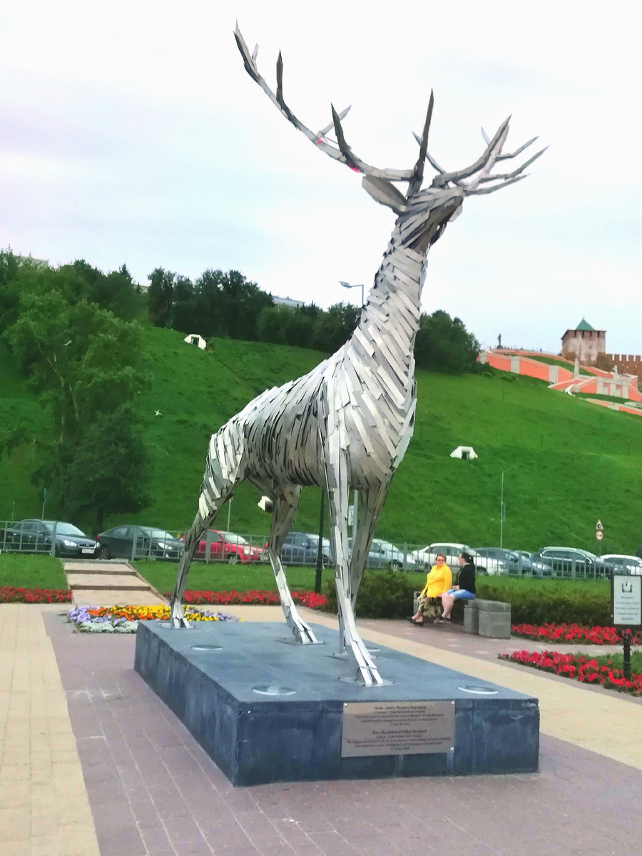 Скульптура оленя на Нижне-Волжской набережной. Фото автора