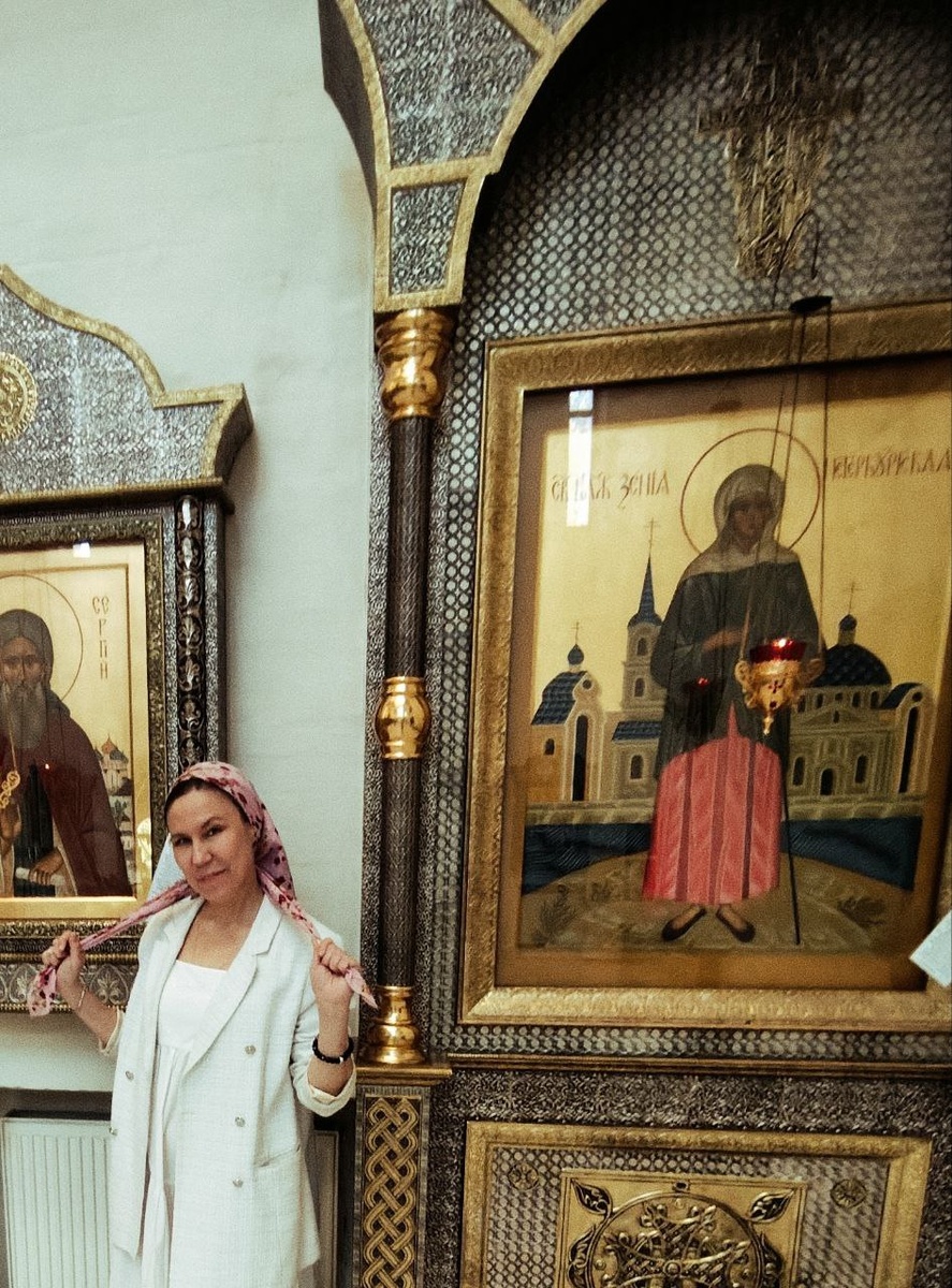 Ваша покорная слуга возле иконы блаженной Ксении Петербургской. 