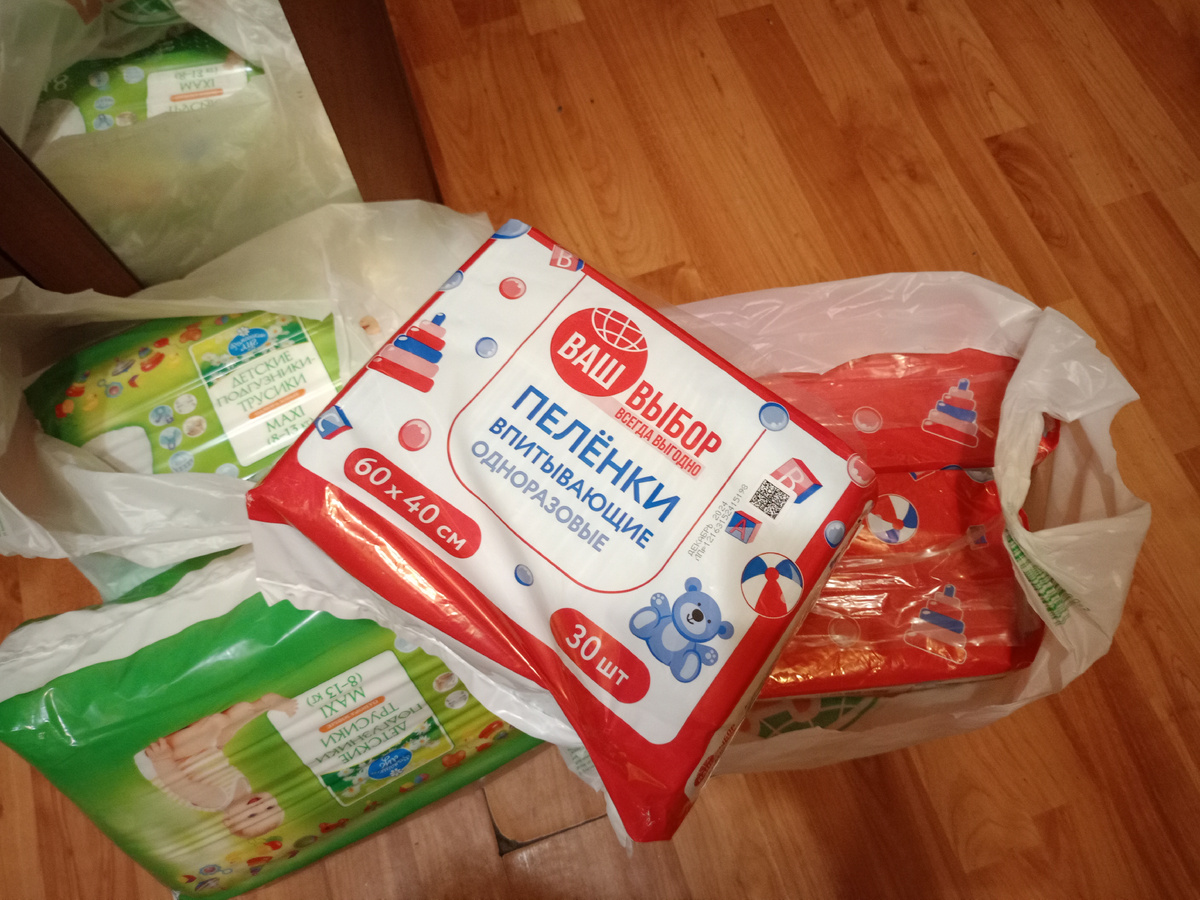 Памперсы - трусики 2 пачки по 48 штук. Пелëнки 3 пачки по 30 и две пачки салфеток. Пелëнки под собачий лоток. 