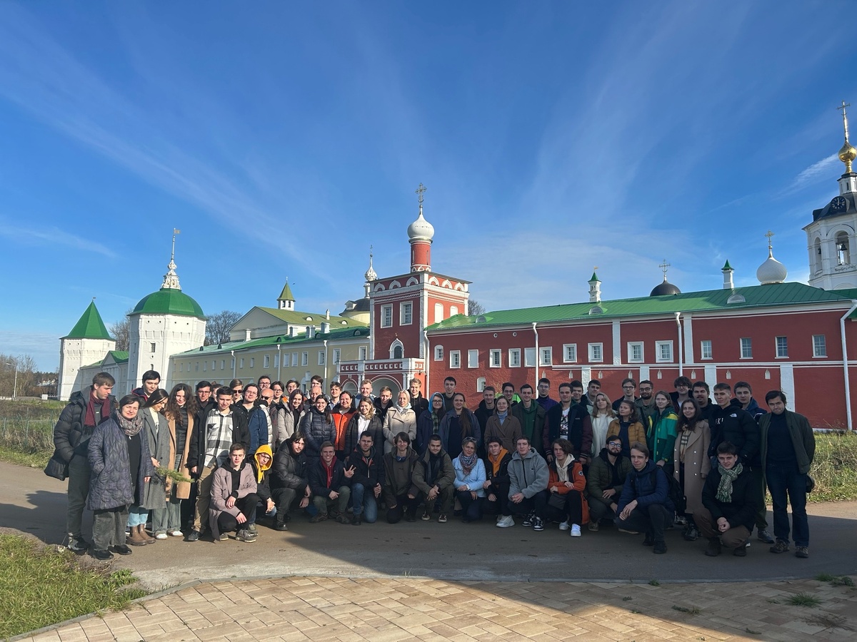 Студенты и преподаватели на кафедральной экскурсии