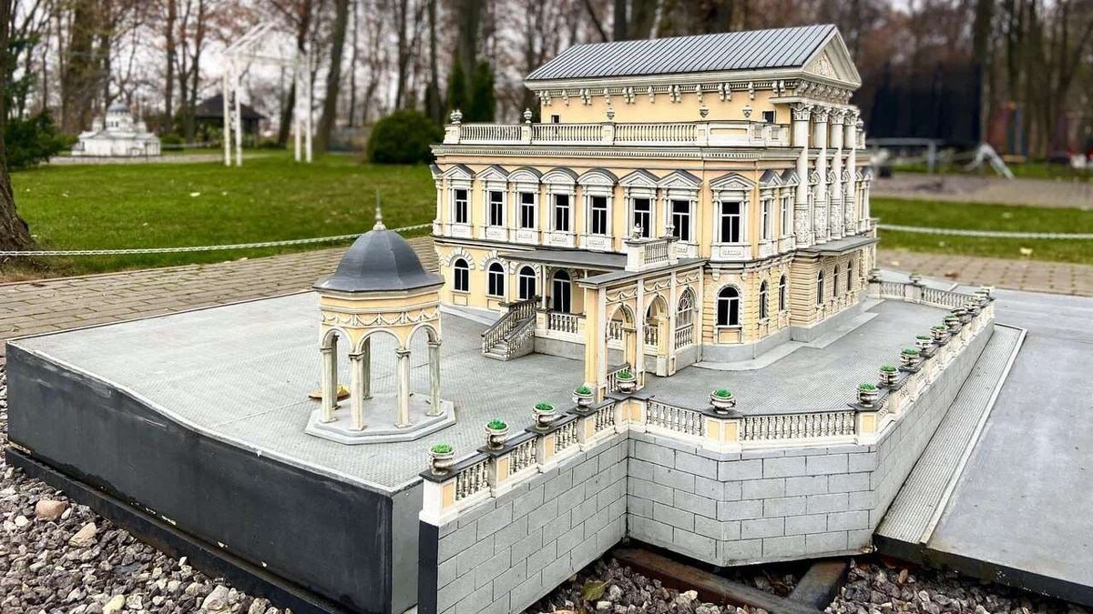 В  калининградском парке миниатюр, где демонстрируются архитектурные  шедевры разных городов России,Дом Мешкова представляет Пермь. Фото:  Константин Бахарев