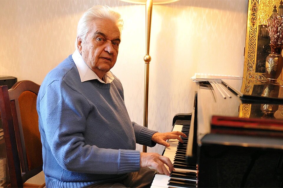 Евгений Крылатов, фото к  публикации к 80-летию  композитора в  "Комсомольской  правде"  https://www.kp.ru/daily/26974/4032688/