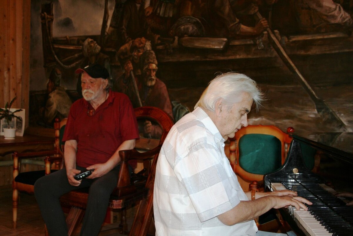 Евгений Крылатов  на родине, в Перми,  в музее  реки  Чусовой https://etnopark.com/1_photo/2024/02/Krylatov/1-16-.jpg