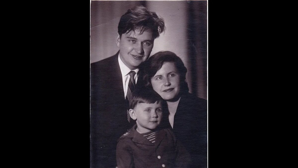 Евгений  Крылатов с женой и сыном https://avatars.mds.yandex.net/i?id=6720656b98cbec2a1b84f010e5f04302_l-5233124-images-thumbs&n=13