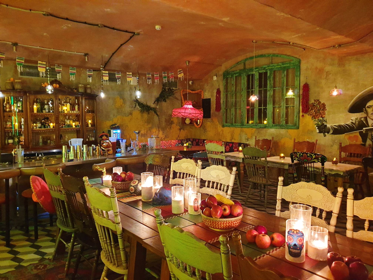 Зал бара Lobo Loko