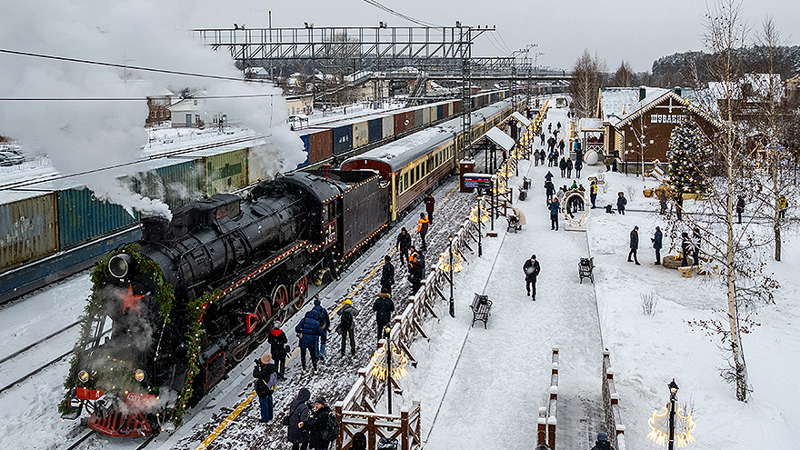 Экзотический способ сюда добраться по выходным: ретропоезд "Уральский экспресс" на паровозной тяге, к тому же мимо ретровокзала при ст. Шувакиш — оба стилизованы под начало XX века. Взял отсюда: https://www.rzd.ru/ru/10420/page/103290?id=19647&ysclid=lvhqvvnjdf500946847