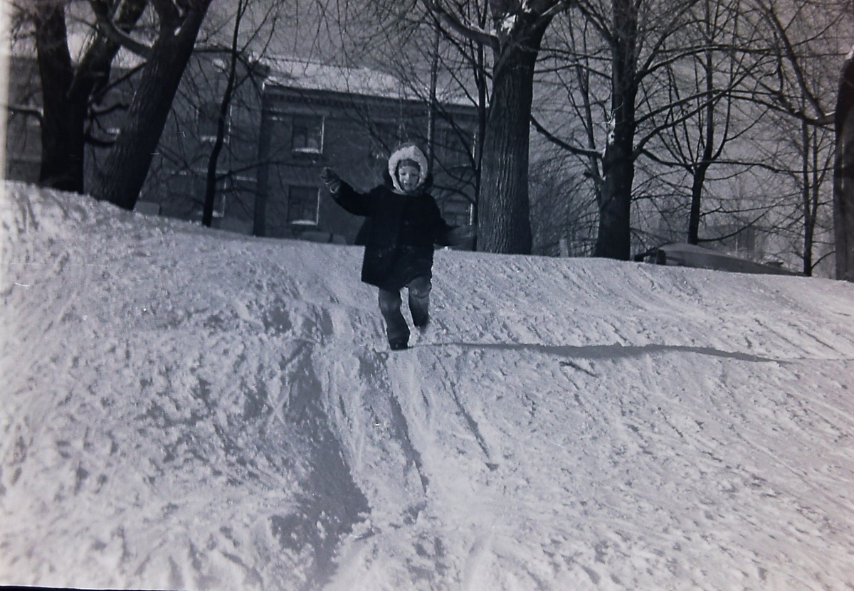 Это я бегу с горки. Зима...