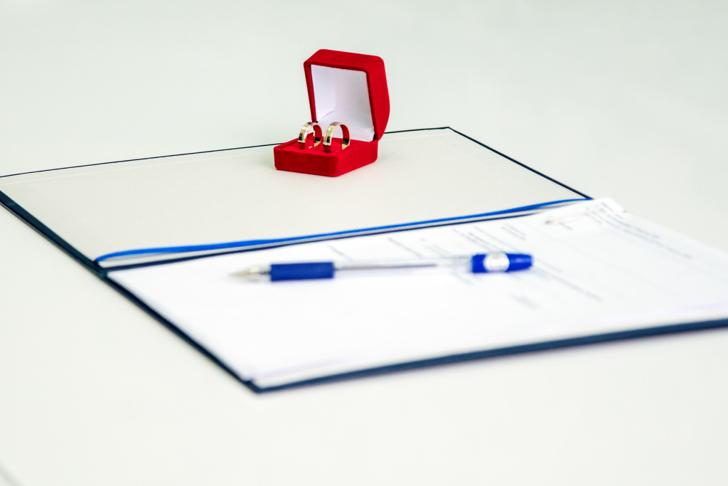    Дворец торжеств в Сургуте массово поженит людей под открытым небом