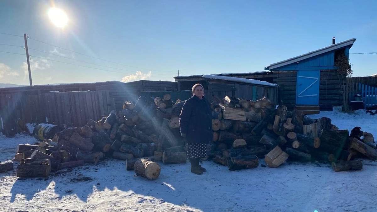    Одна из пенсионерок Забайкальского края, которой привезли дрова. Фото: сообщество Фонда Тимченко в VK