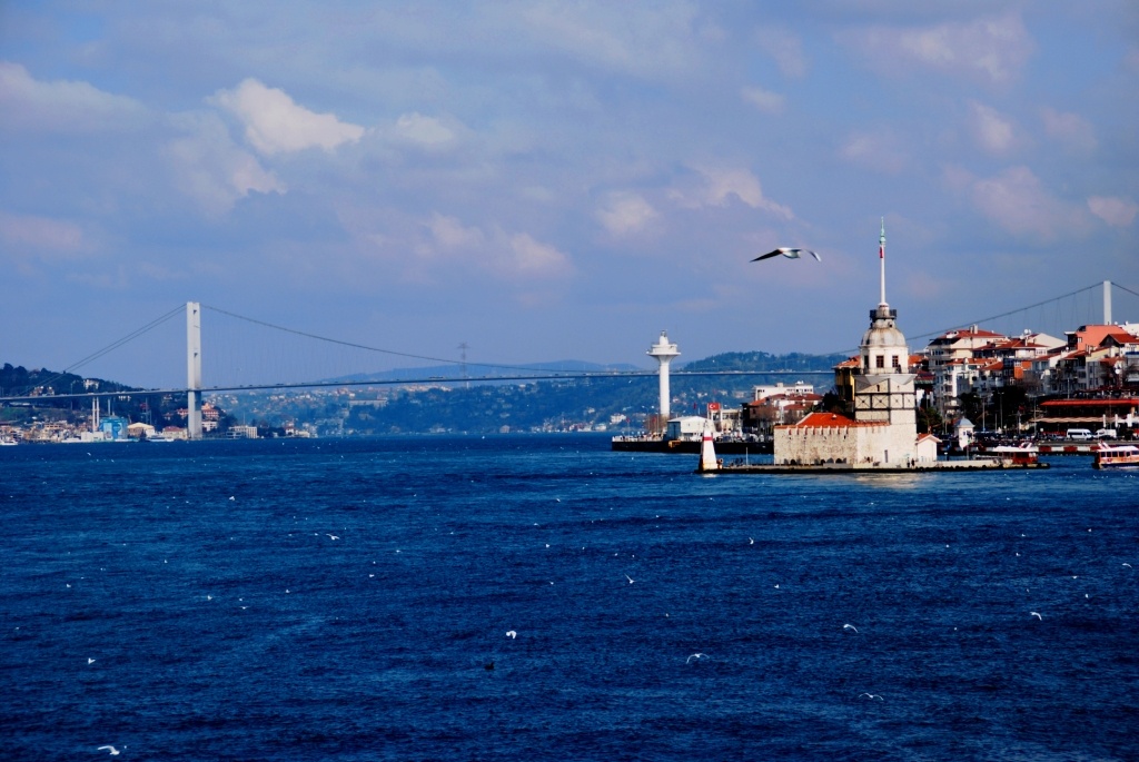 Висячий мост через Босфорский пролив соединяет европейскую и азиатскую части Стамбула